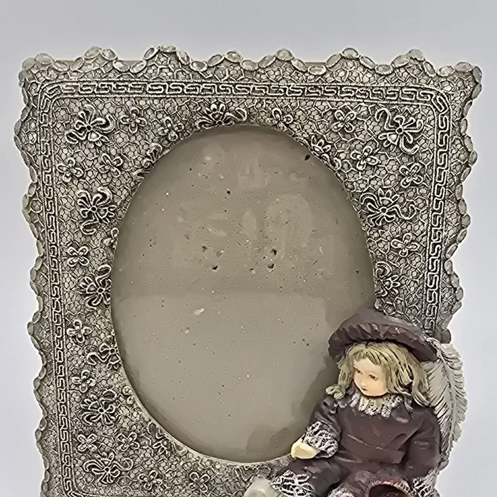 Victorian‎ Style Resin Photo Frame w/3D Girl Doll Figurine And Faux Lace Vintage